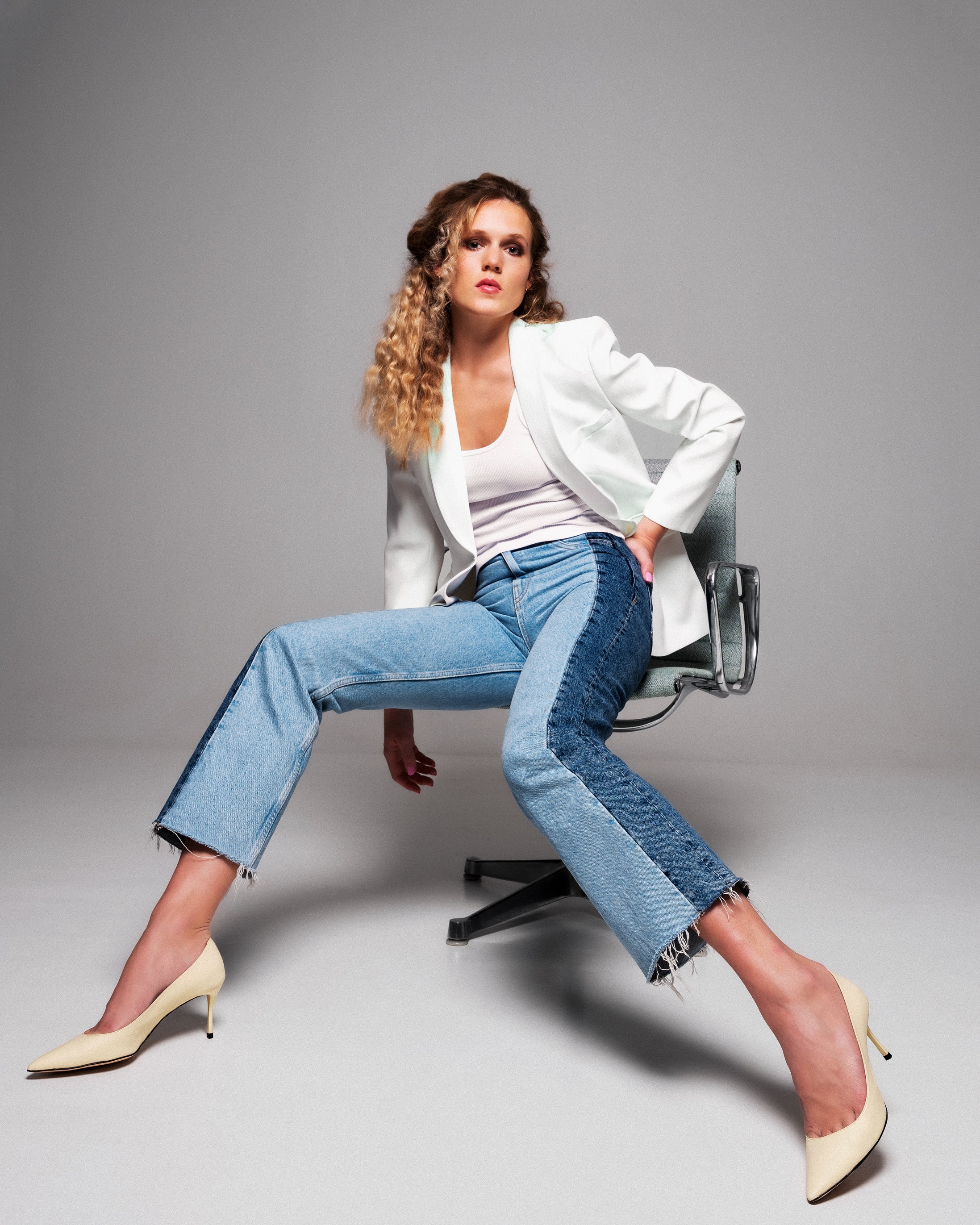 10 am Monday at the office - light beige