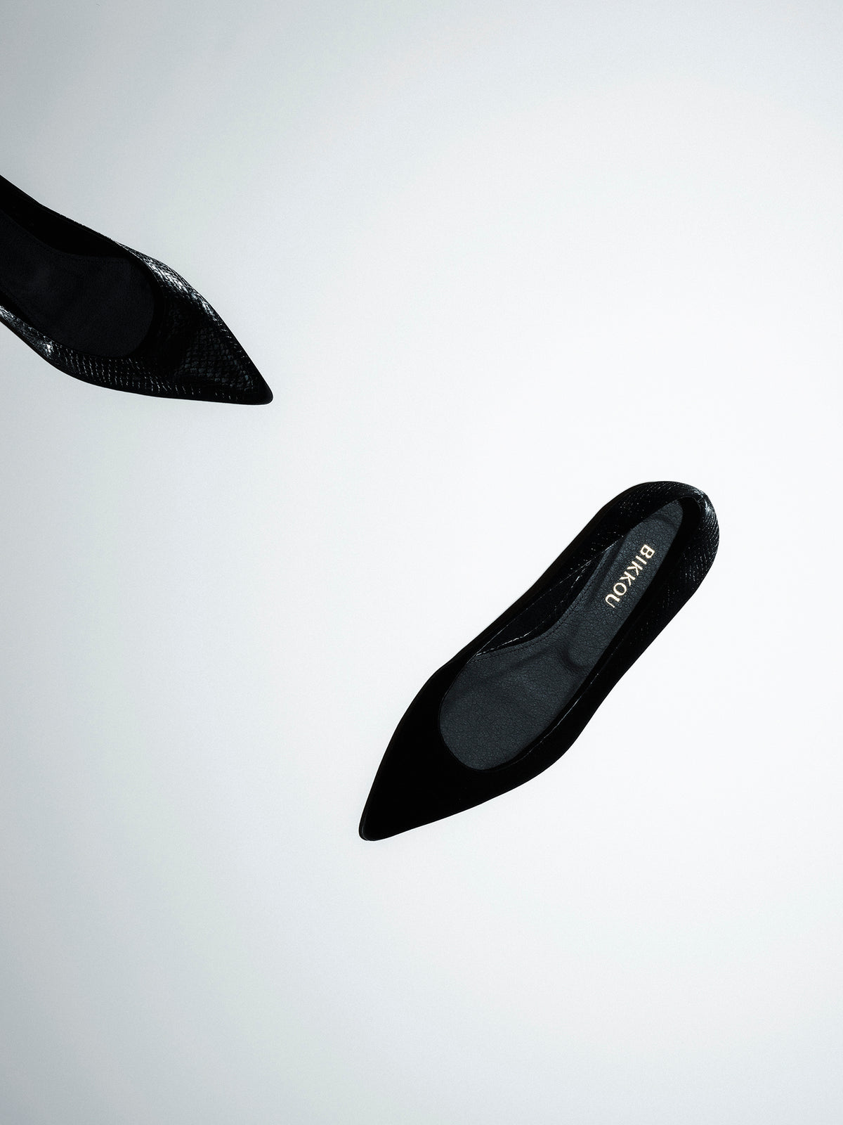 10:30AM RUNNING BETWEEN OFFICES - Black Python